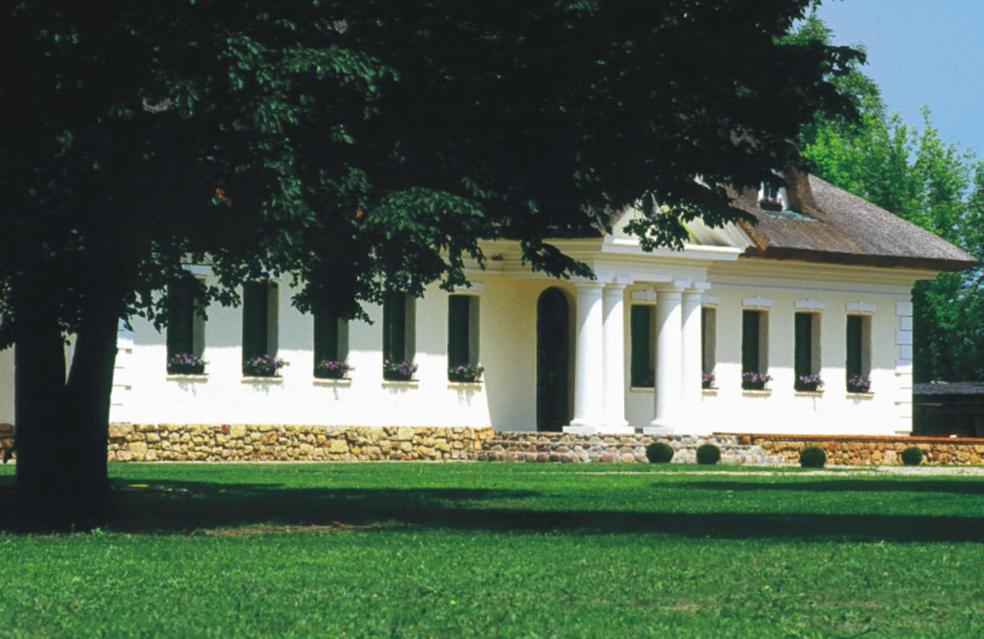 Dwor Chotynia Hotel Buitenkant foto