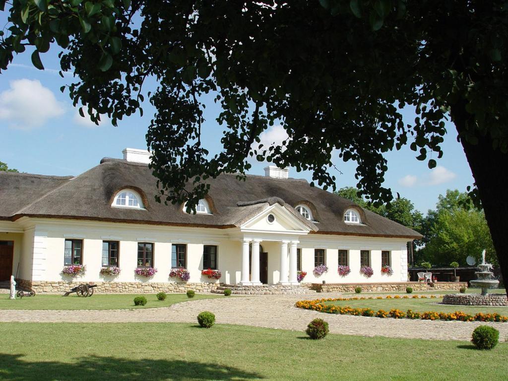 Dwor Chotynia Hotel Buitenkant foto